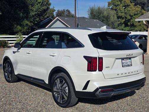 White 2022 Kia Sorento Plug-In Hybrid SX