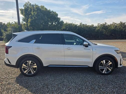 White 2022 Kia Sorento Plug-In Hybrid SX