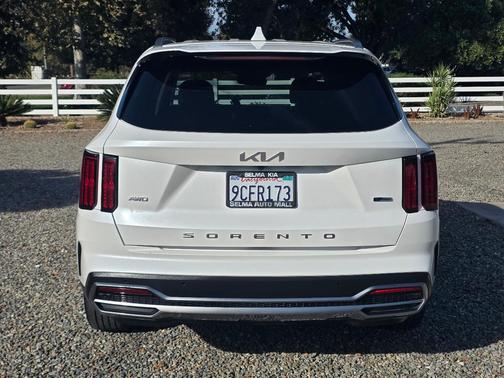 White 2022 Kia Sorento Plug-In Hybrid SX