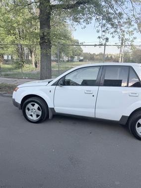White 2004 Saturn Vue Base