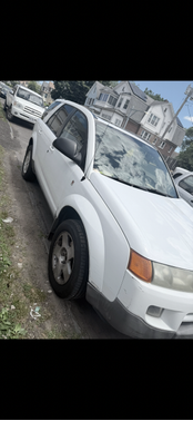 White 2004 Saturn Vue Base