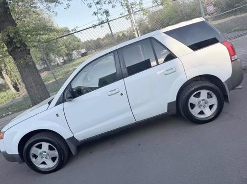 White 2004 Saturn Vue Base