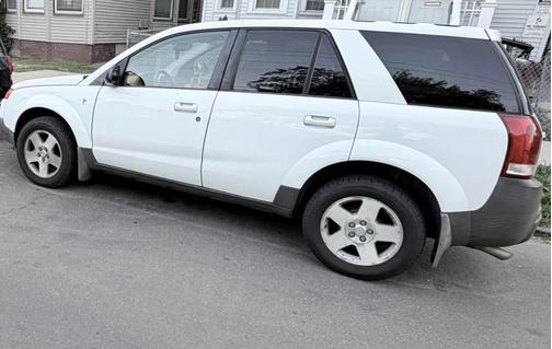 White 2004 Saturn Vue Base