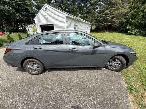 2024 Hyundai ELANTRA SE