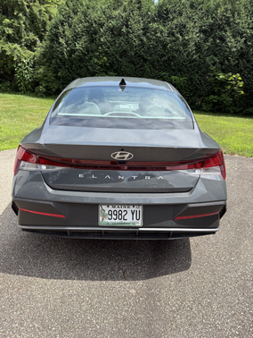 2024 Hyundai ELANTRA SE