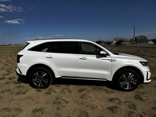White 2023 Kia Sorento Hybrid EX