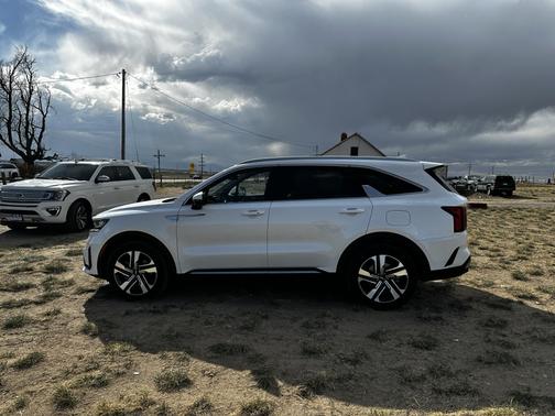 White 2023 Kia Sorento Hybrid EX