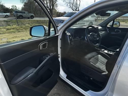 White 2023 Kia Sorento Hybrid EX