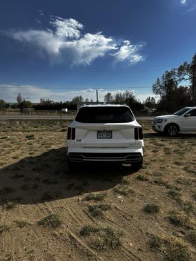 White 2023 Kia Sorento Hybrid EX