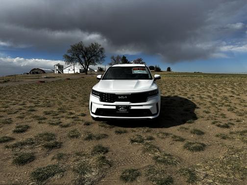 White 2023 Kia Sorento Hybrid EX
