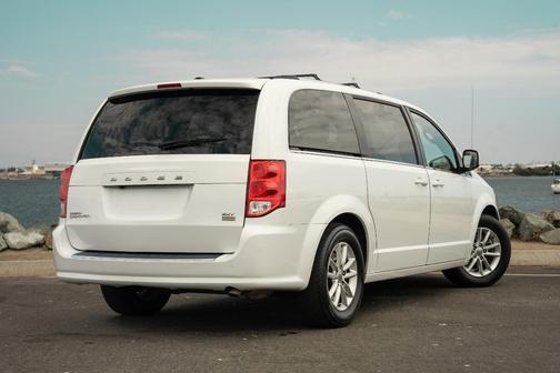 White 2019 Dodge Grand Caravan SXT