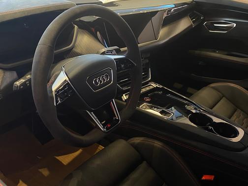 2022 Audi RS e-tron GT Base