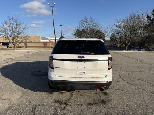 White 2015 Ford Explorer Sport