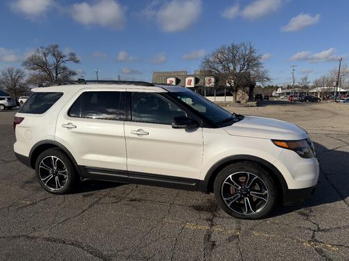 White 2015 Ford Explorer Sport
