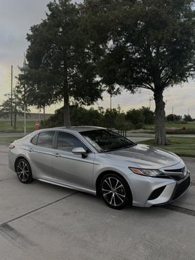 Silver 2018 Toyota Camry SE