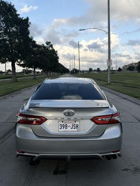 Silver 2018 Toyota Camry SE