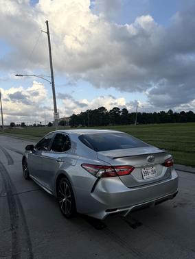Silver 2018 Toyota Camry SE