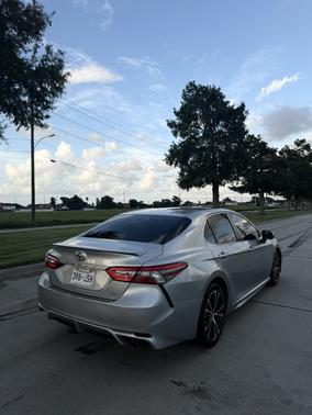 Silver 2018 Toyota Camry SE