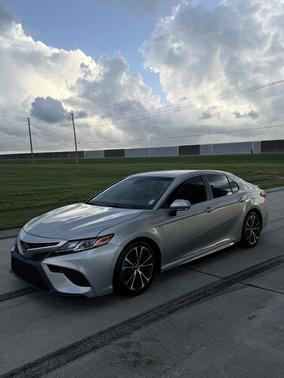 Silver 2018 Toyota Camry SE