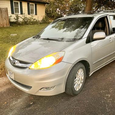 Silver 2008 Toyota Sienna XLE