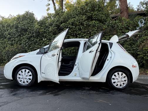 White 2017 Nissan Leaf S