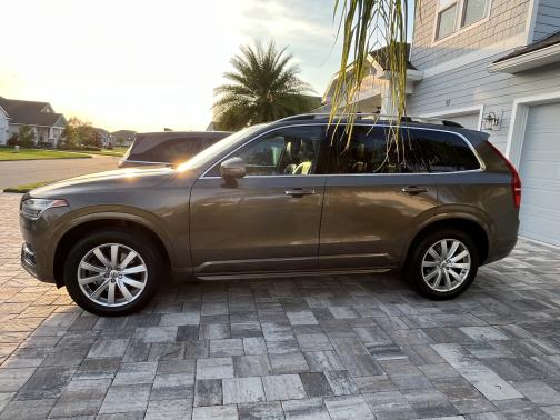 2016 Volvo XC90 T6 Momentum
