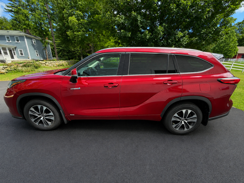 Red 2021 Toyota Highlander Hybrid XLE