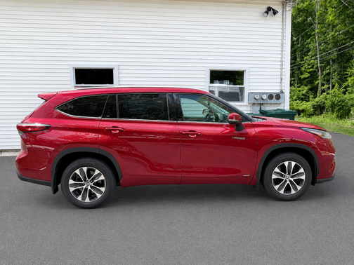 Red 2021 Toyota Highlander Hybrid XLE