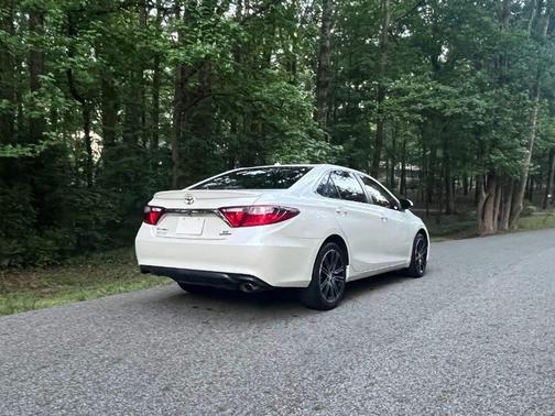 White 2016 Toyota Camry SE w/Special Edition Pkg