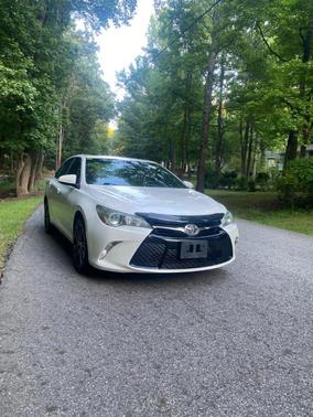White 2016 Toyota Camry SE w/Special Edition Pkg