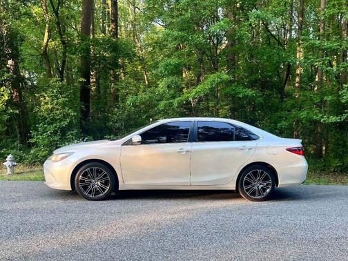 White 2016 Toyota Camry SE w/Special Edition Pkg