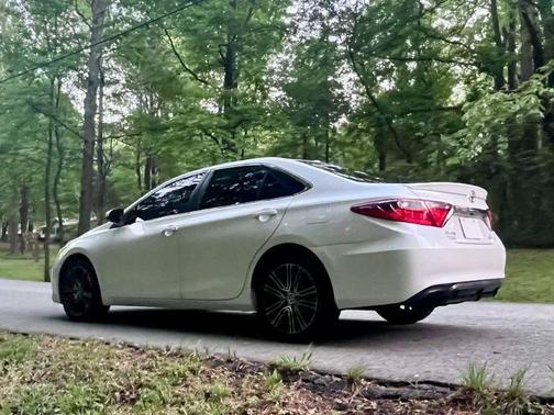 White 2016 Toyota Camry SE w/Special Edition Pkg