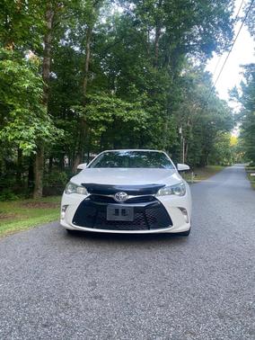 White 2016 Toyota Camry SE w/Special Edition Pkg