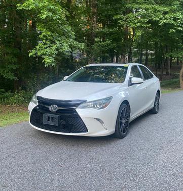 White 2016 Toyota Camry SE w/Special Edition Pkg