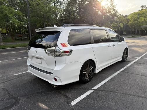 White 2019 Toyota Sienna SE Premium
