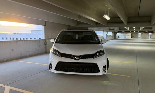 White 2019 Toyota Sienna SE Premium