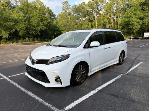 White 2019 Toyota Sienna SE Premium