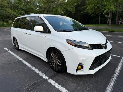 White 2019 Toyota Sienna SE Premium