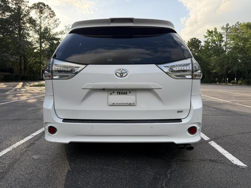 White 2019 Toyota Sienna SE Premium
