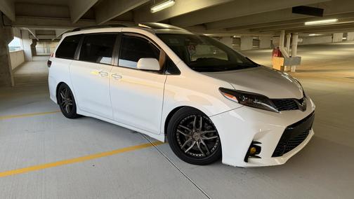 White 2019 Toyota Sienna SE Premium