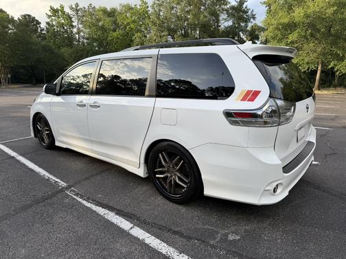 White 2019 Toyota Sienna SE Premium