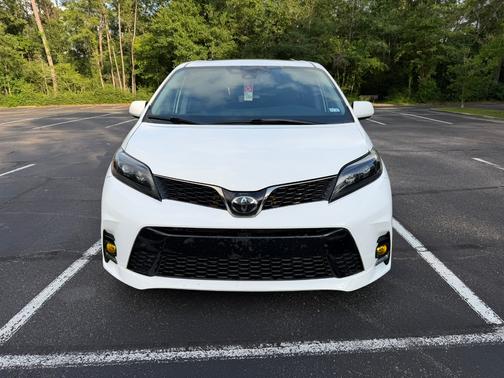White 2019 Toyota Sienna SE Premium