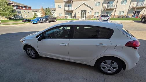 White 2017 Kia Forte5 LX