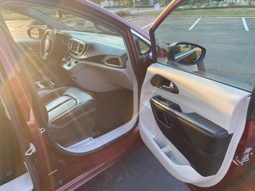 2020 Chrysler Voyager LXI