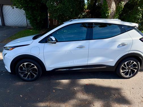White 2023 Chevrolet Bolt EUV Premier