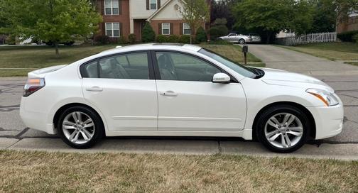 White 2012 Nissan Altima 3.5 SR