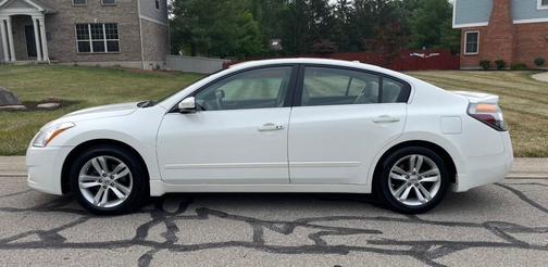 White 2012 Nissan Altima 3.5 SR