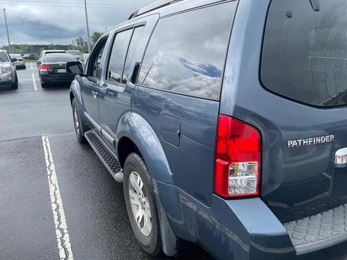Blue 2008 Nissan Pathfinder LE