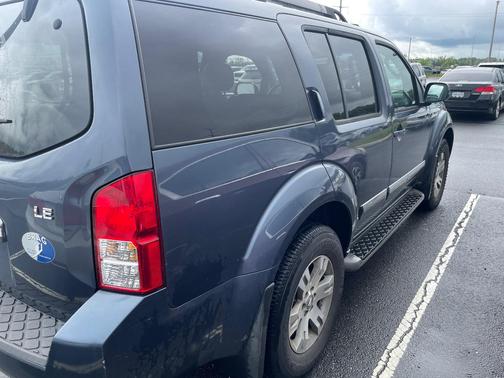 Blue 2008 Nissan Pathfinder LE