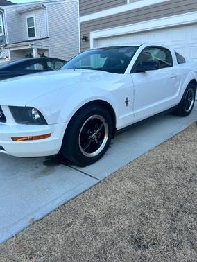 White 2006 Ford Mustang Base
